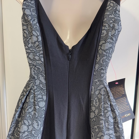 Bebe floral jacquard pleat dress - Picture 4 of 4